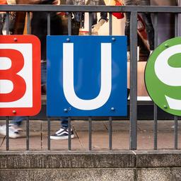 Das Wort "BUS" ergibt sich aus den Logos von Deutscher Bahn (l) sowie U- und S-Bahn an einem Eingang zu den Zügen des Nahverkehrs in der Frankfurter Innenstadt.