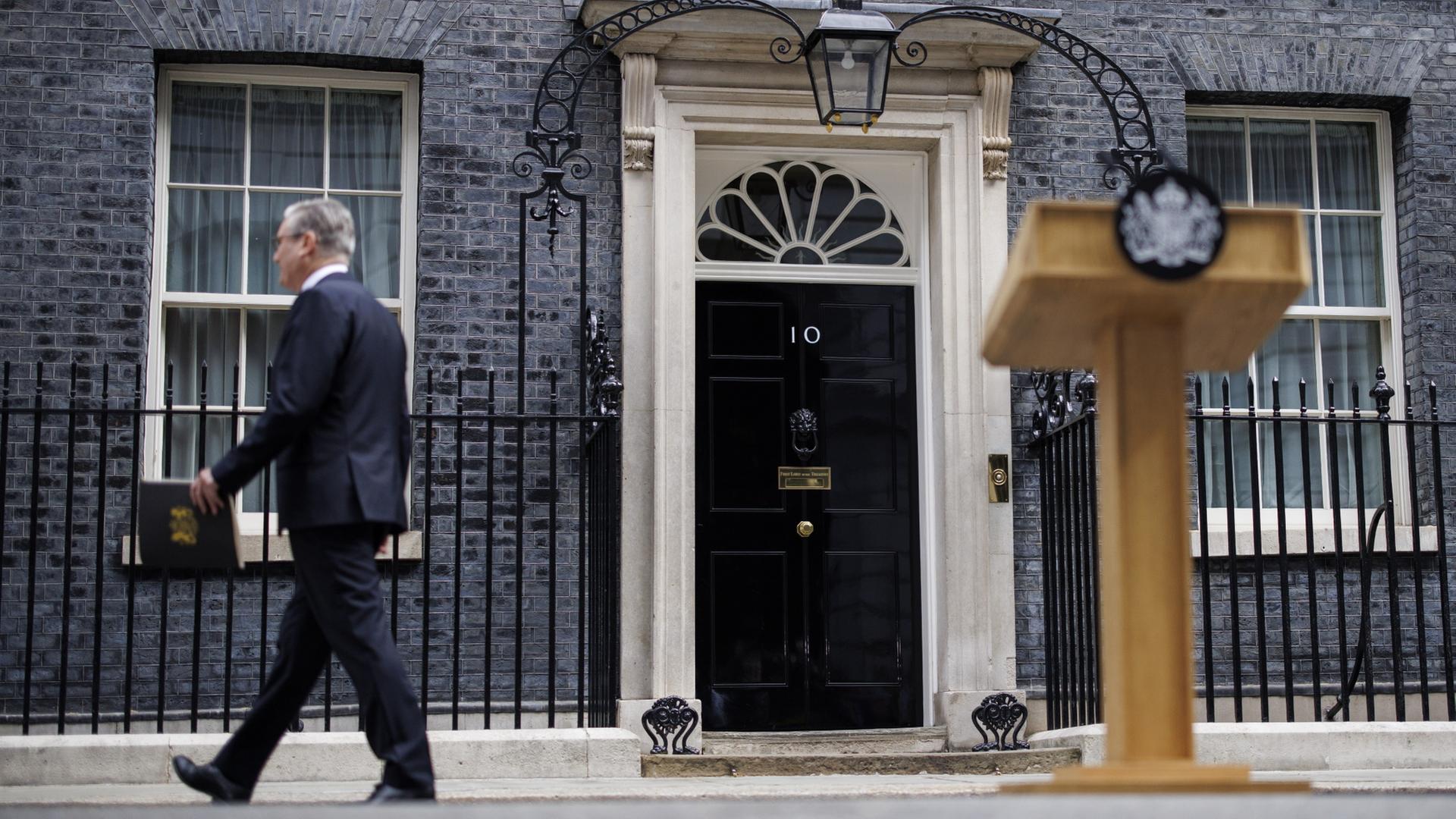 Keir Starmer vor 10 Downing Street. | EPA