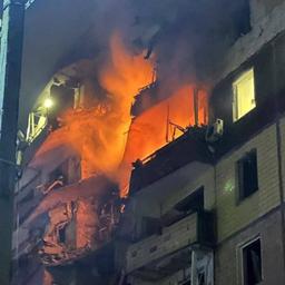 Nach einem russischen Raketenangriff brennt ein Haus in der ukrainischen Stadt Krywyj Rih.