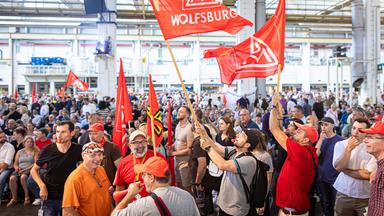 Mitarbeiter von VW in Wolfsburg versammeln sich zu einer Betriebsversammlung