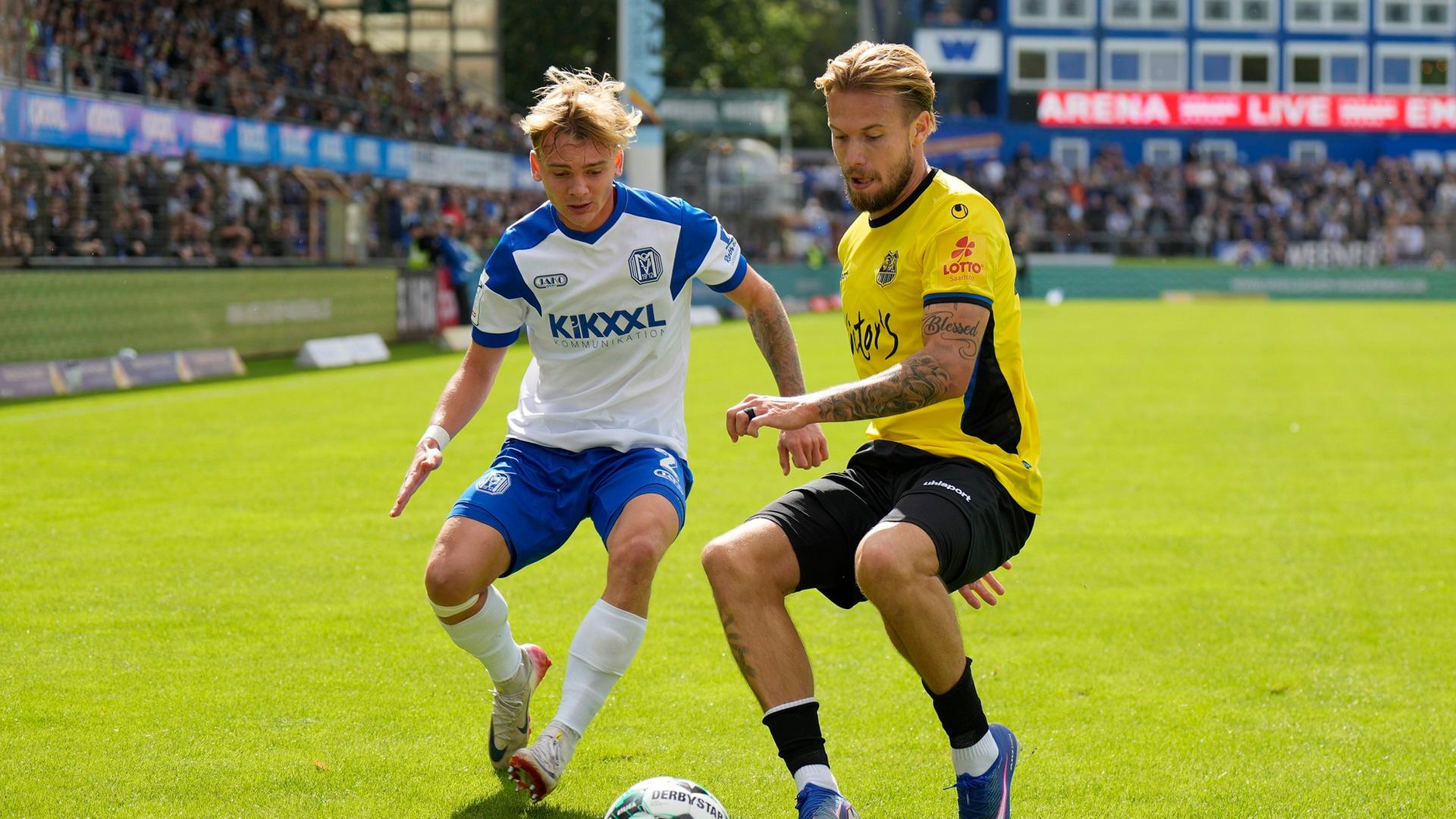 Dominique Domröse (SV Meppen 2) und Niko Bretschneider (1. FC Saarbrücken 28) auf dem Spielfeld. | IMAGO / Werner Scholz