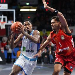 William Christmas von den Skyliners gegen Bayern-Spieler Oscar da Silva
