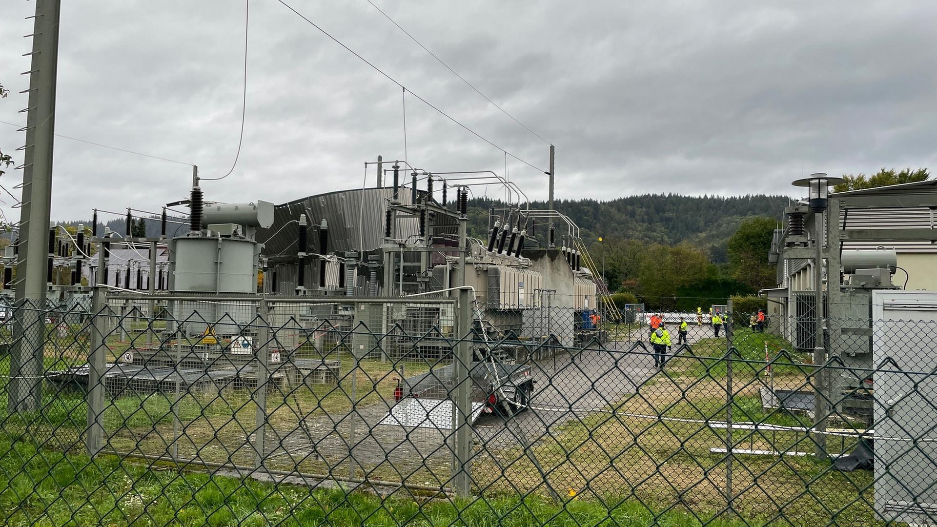 In Teilen des Stadtgebiets Freiburg und in einzelnen Regionen des Dreisamtals fällt der Strom großflächig aus. Im Ortsteil Littenweiler hat es ein Metalldach von einem Vorbau des Umspannwerks geweht. | SWR