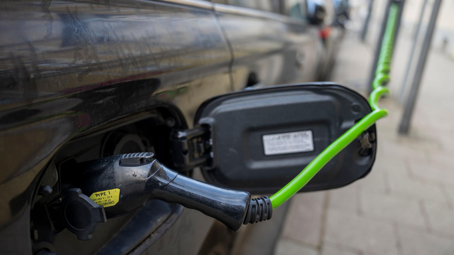 Seit Mai: E-Auto-Prämie an 100.000 Antragsteller ausgezahlt Seit Mai: E-Auto-Prämie an 100.000 Antragsteller ausgezahlt