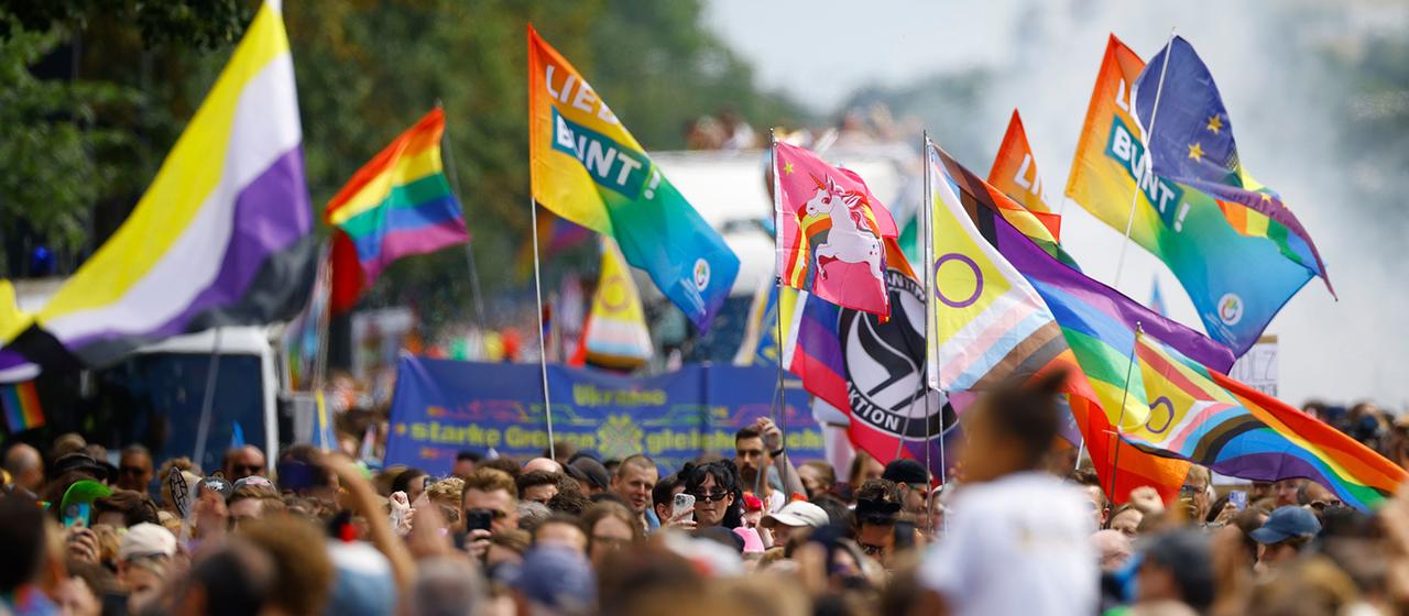  Die Demonstration zum Christopher Street Day (CSD) zieht durch Berlin. 