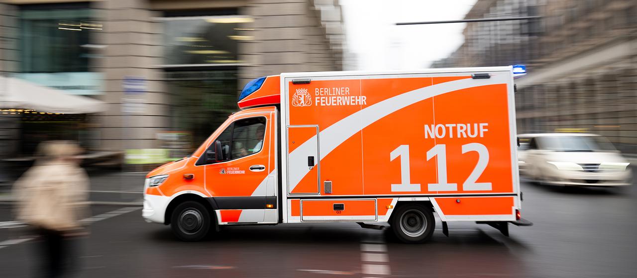 Ein Rettungswagen der Berliner Feuerwehr fährt zu einem Einsatz.
