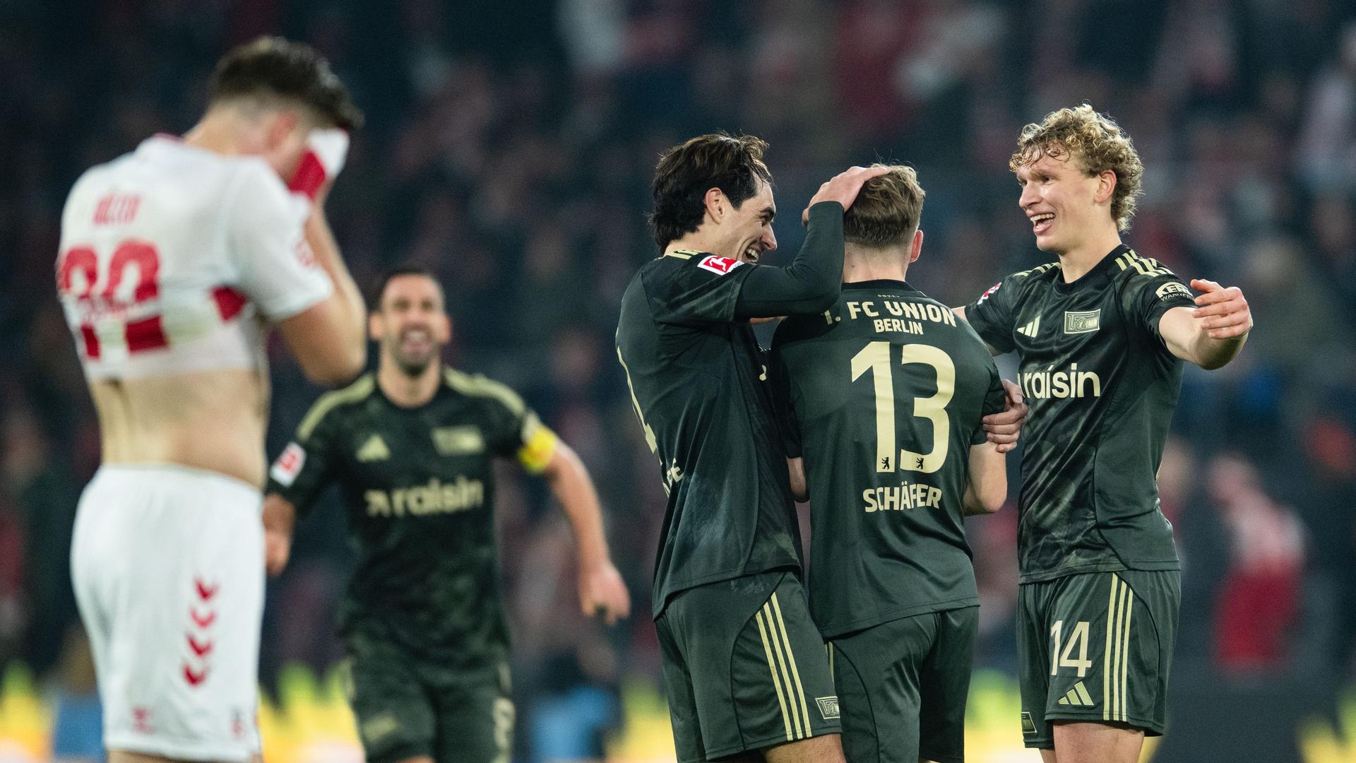Spieler von Union Berlin jubeln in KÃ¶ln | dpa