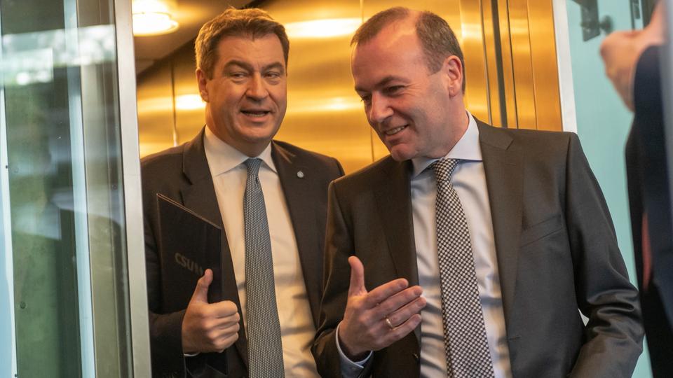 Markus Söder, CSU-Vorsitzender, und Manfred Weber, Spitzenkandidat der Union für die Europawahl, nehmen an der CSU-Vorstandsitzung teil.
