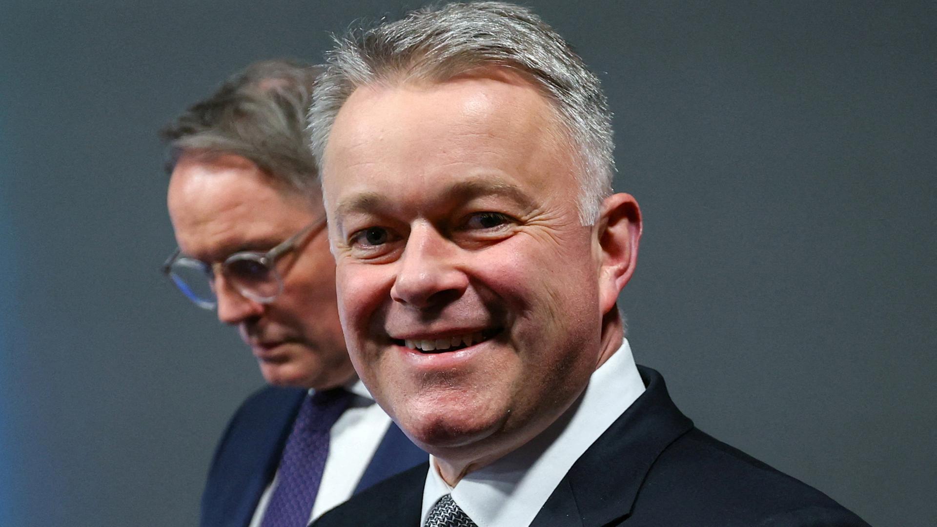 Die rheinland-pfälzischen Spitzenkandidaten Alexander Schweitzer, SPD, und Gordon Schnieder, CDU, sind am am Wahlabend gemeinsam zu sehen | REUTERS