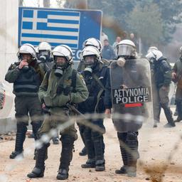 Am Grenzübergang Edirne (Türkei) stehen mit Helmen und Schutzschilden ausgerüstete griechische Polizisten, um die Geflüchteten vom Grenzübertritt abzuhalten.