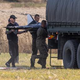 Eine russische Drohne wird im Dorf Wohyn im Osten Polens zu einem Lkw getragen.