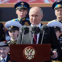 Wladimir Putin neben Soldaten des Zweiten Weltkriegs auf dem Roten Platz in Moskau anlässlich der Feierlichkeiten zum Sieg über Nazi-Deutschland 