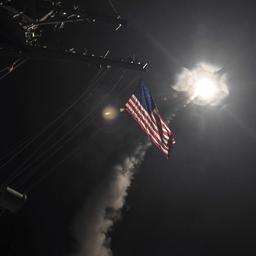 Ein von der US-Navy zur Verfügung gestelltes Bild zeigt eine Tomahawk-Rakete, die in der Nacht zu Freitag von einem Zerstörer im Mittelmeer abgefeuert wird (Archivbild).