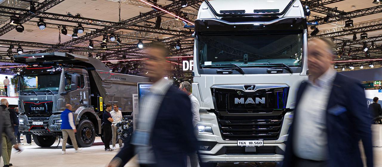Verschiedene Lastwagen werden am Stand von MAN Truck & Bus auf der Messe IAA Transportation in Hannover präsentiert.