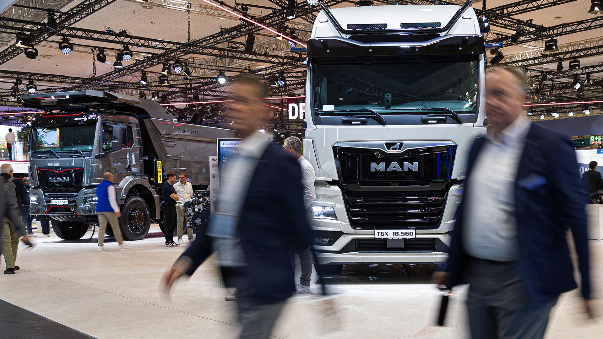 Verschiedene Lastwagen werden am Stand von MAN Truck & Bus auf der Messe IAA Transportation in Hannover präsentiert. | Moritz Frankenberg/dpa