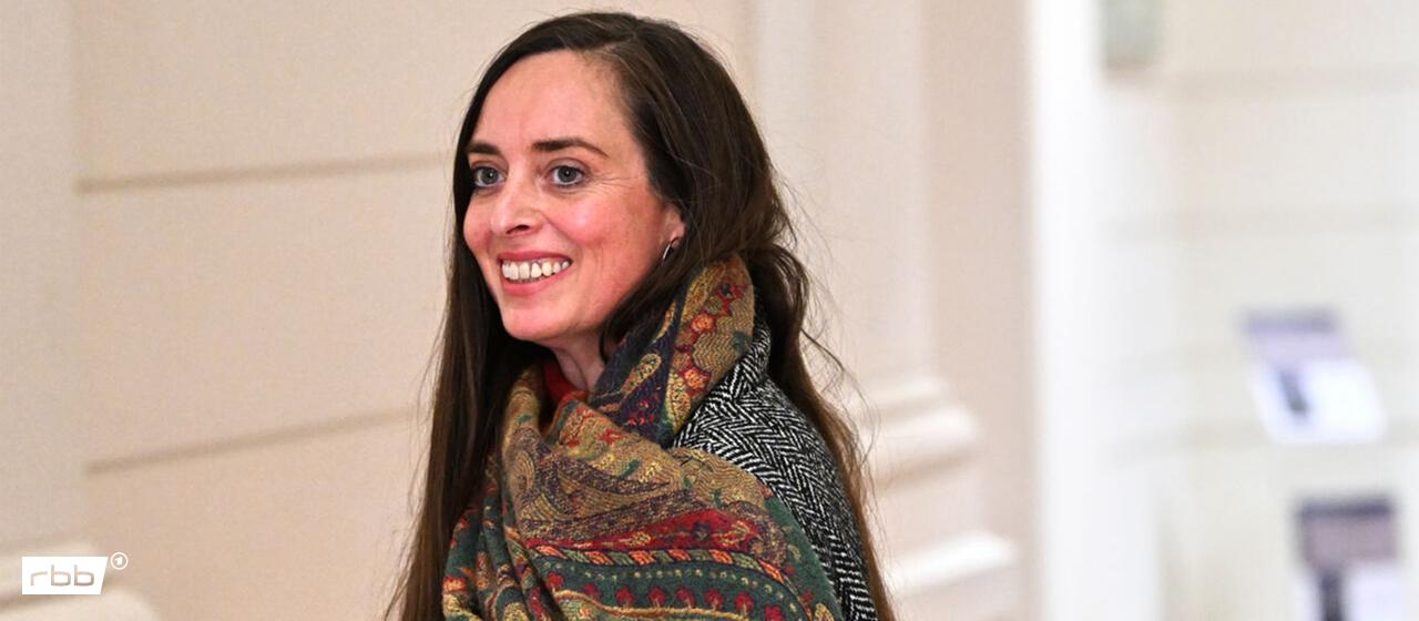 Vanessa Emde (Die Linke) kommt im Berliner Abgeordnetenhaus zur Fraktionssitzung ihrer Partei. (Quelle: dpa/Stache)