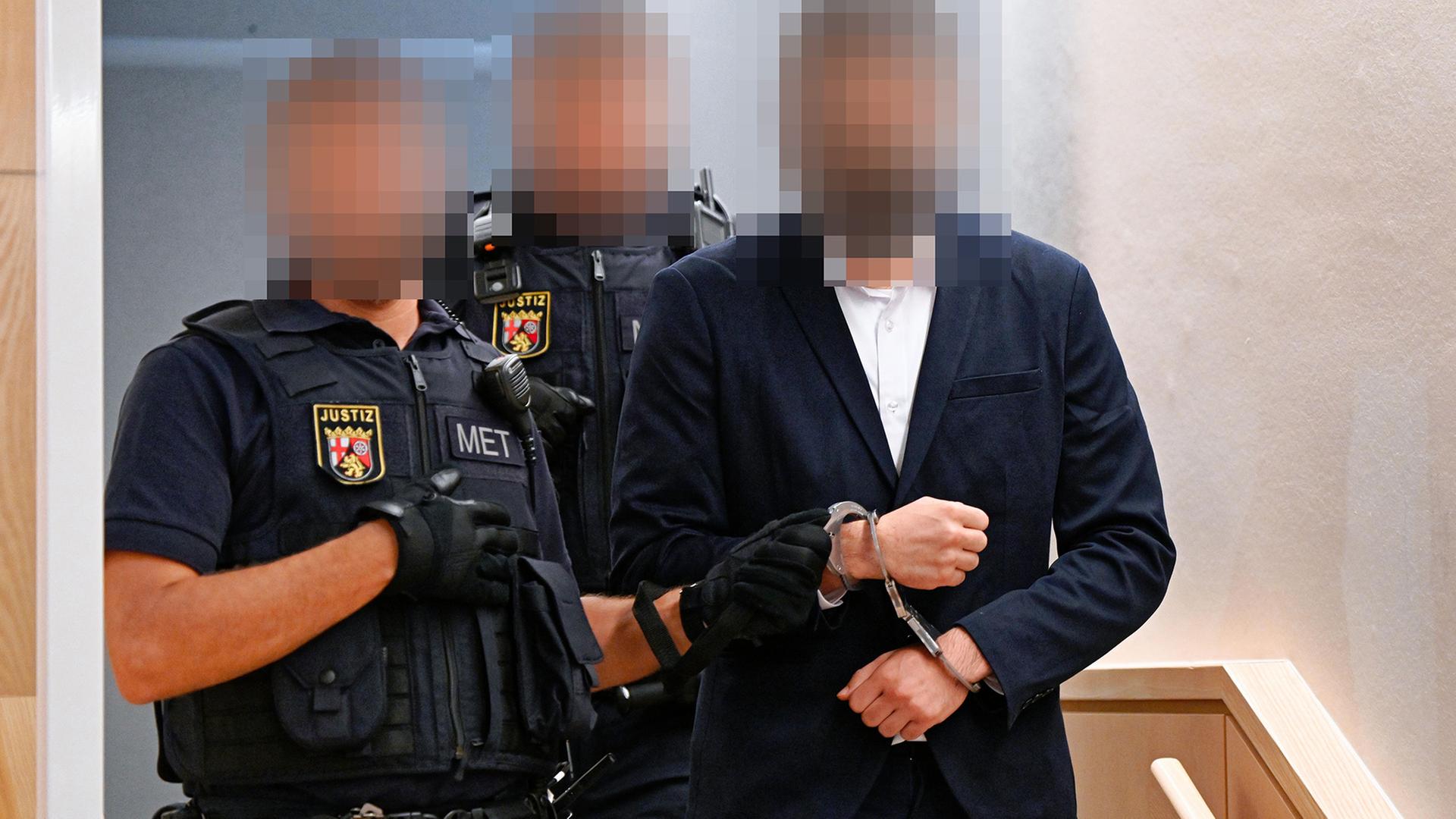 Ein Mann wird in Handschellen in den Gerichtssaal geführt (Foto: 24.6.26) | Uwe Anspach/dpa POOL/dpa