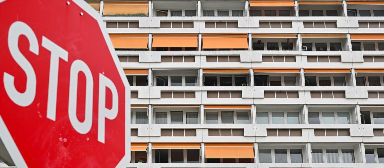 Ein Stop-Schild ist vor vielen Wohnungen in einem Hochhaus
