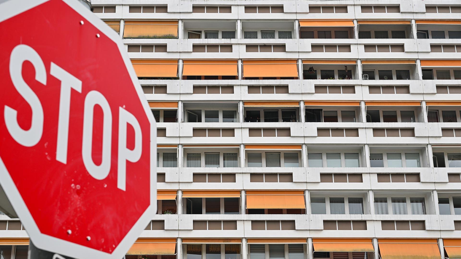 Ein Stop-Schild ist vor vielen Wohnungen in einem Hochhaus | picture alliance/dpa