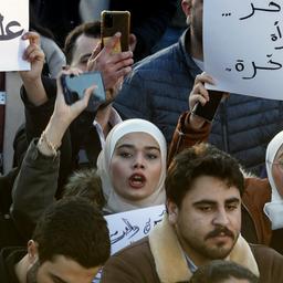 Frauen skandieren in Damaskus Slogans, während sie Plakate mit arabischen Aufschriften halten