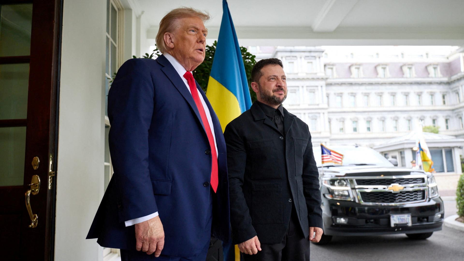 US-Präsident Trump und der ukrainische Präsident Selenskyj stehen vor dem Weißen Haus | via REUTERS