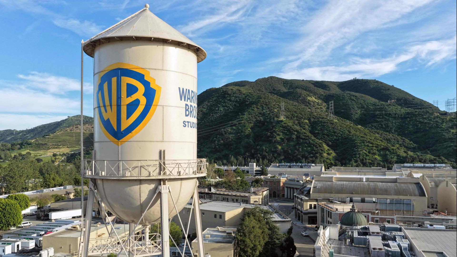 Das Logo von Warner Bros. auf einem Wassertank in Kalifornien | Getty Images via AFP