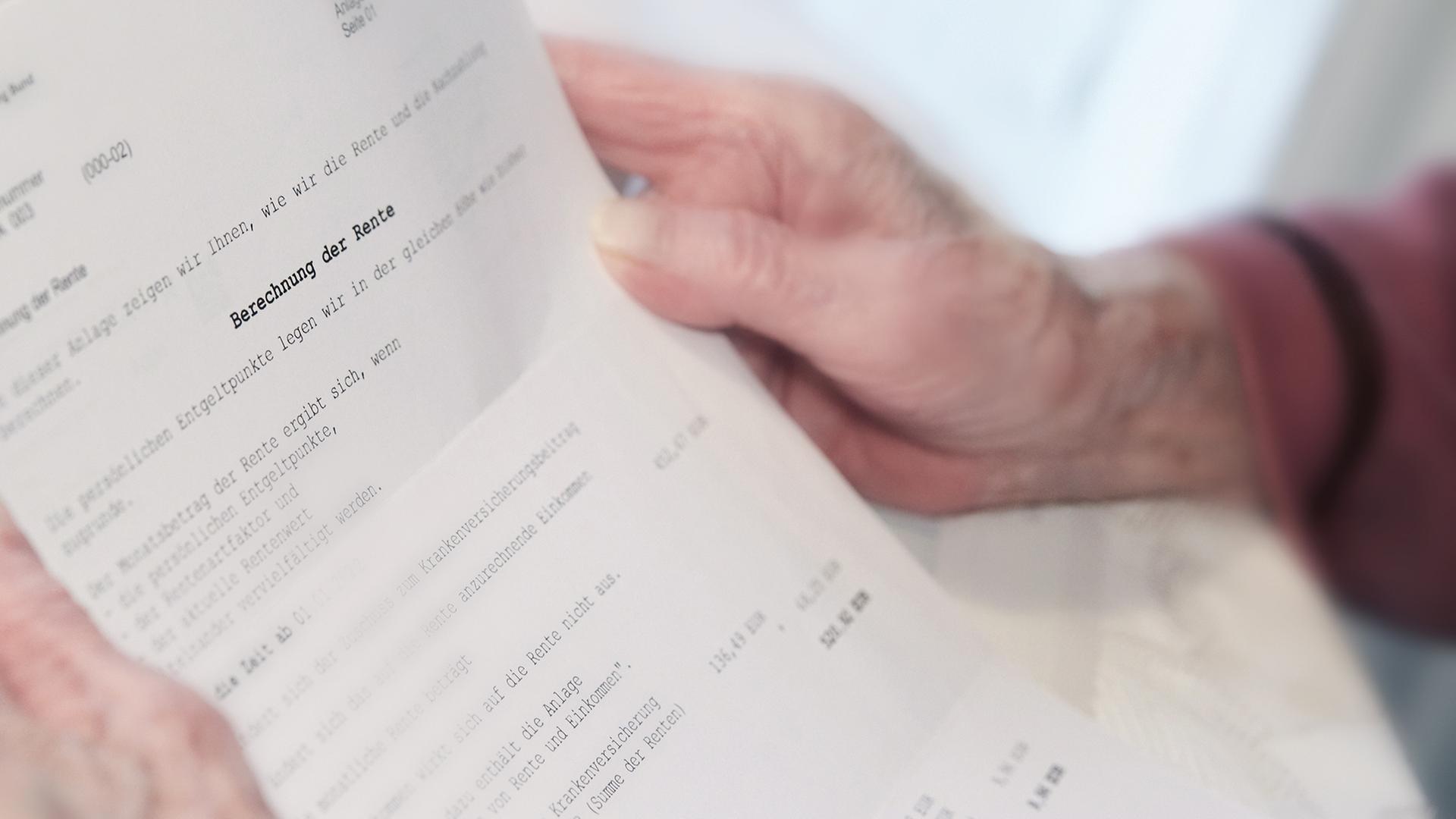 Eine Frau hält einen Rentenbescheid in den Händen. | a (Manuela Korinth)