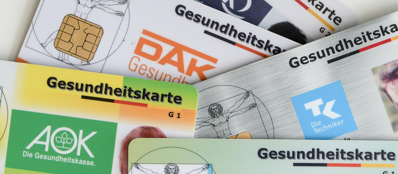 Eine Collage aus mehreren Krankenkassenkarten.