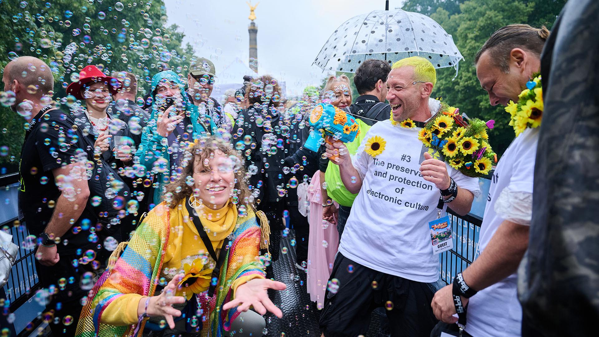 Zehntausende trotzen dem Regen bei "Rave the Planet" in Berlin