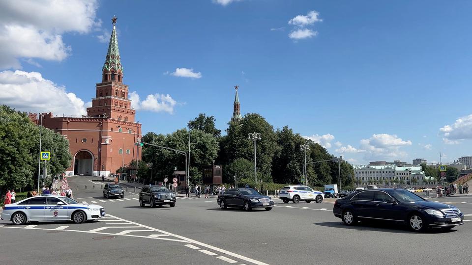 Eine Autokolonne mit Steve Witkoff verlässt den Kreml in Moskau.