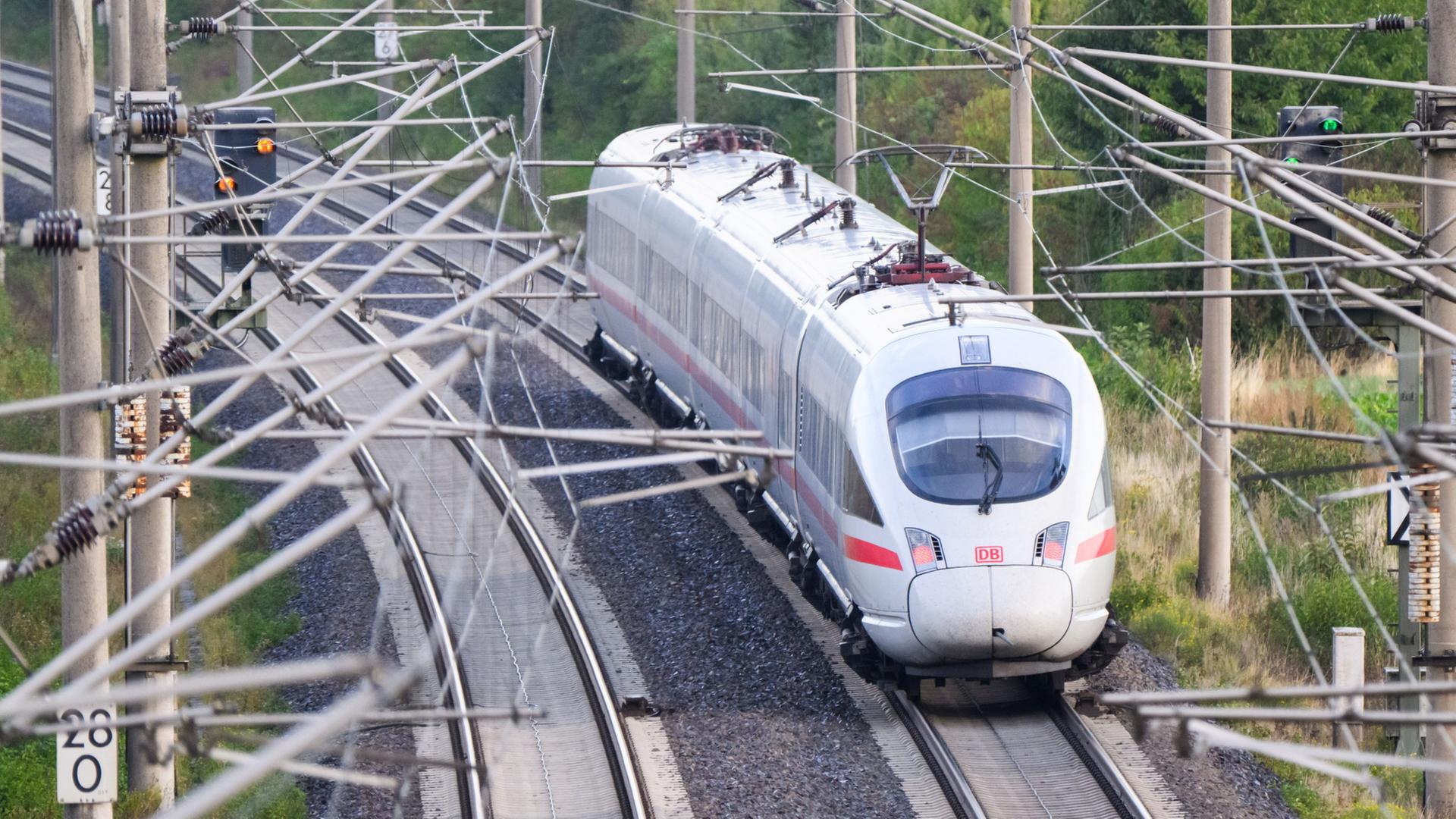 Ein ICE der Deutschen Bahn f�hrt durch den Landkreis Hildesheim | Julian Stratenschulte/dpa
