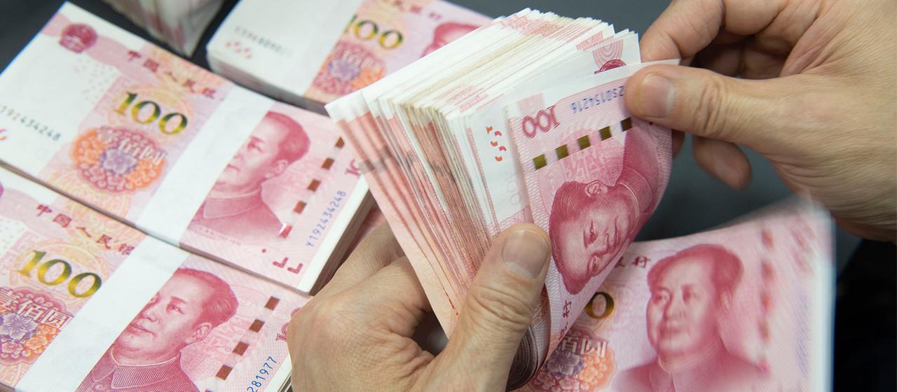 Yuan-Banknoten werden gezählt