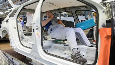 Ein Arbeiter montiert in der Montagehalle im Volkswagen Werk Emden in einen VW Passat Variant. (Archivbild: März 2018)