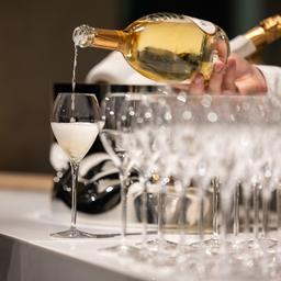 Champagner wird in Gläser gefüllt