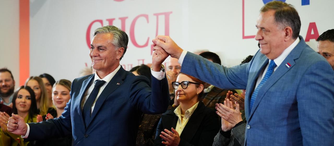 Sinisa Karan und  Milorad Dodik halten sich die Hände