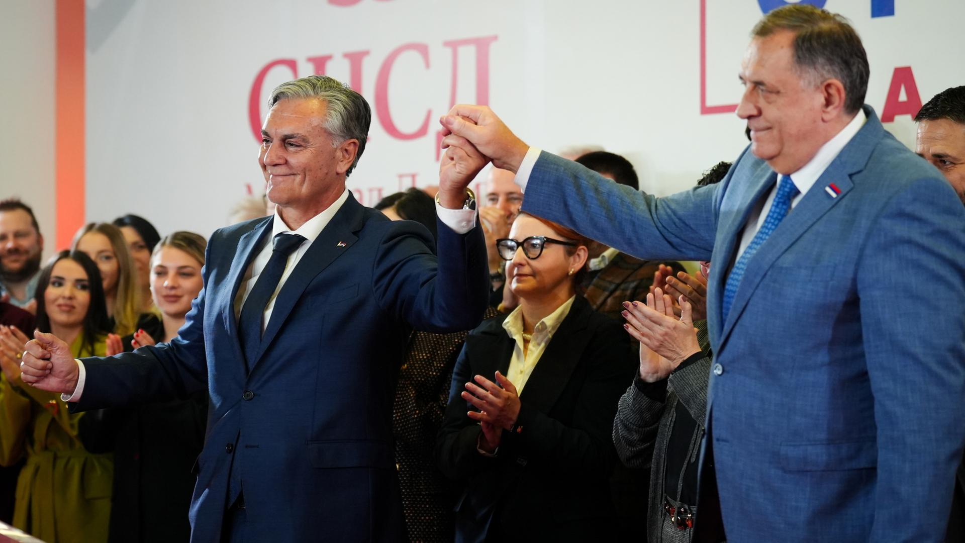 Sinisa Karan und  Milorad Dodik halten sich die Hände | EPA
