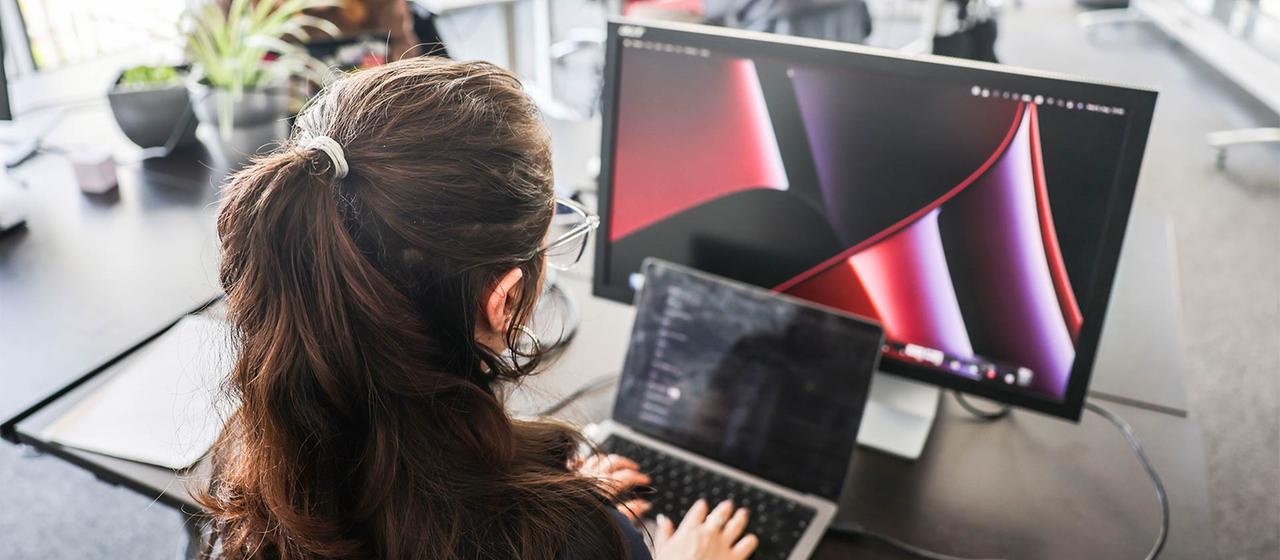 Mitarbeiterinnen in einem Büro.
