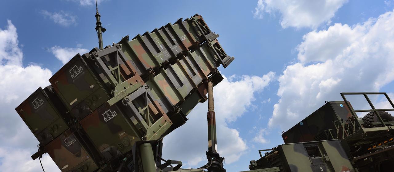 Ein Startgerät des Flugabwehrraketensystems "Patriot" steht auf dem Fliegerhorst in Kaufbeuren, Bayern. (Archivbild vom 17.06.2023)