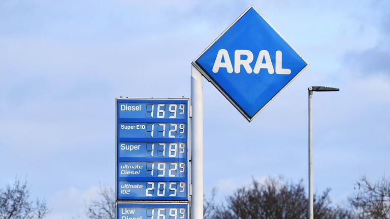 Die Preise für Diesel und Benzin an einer Tankstelle in Mülheim an der Ruhr. 