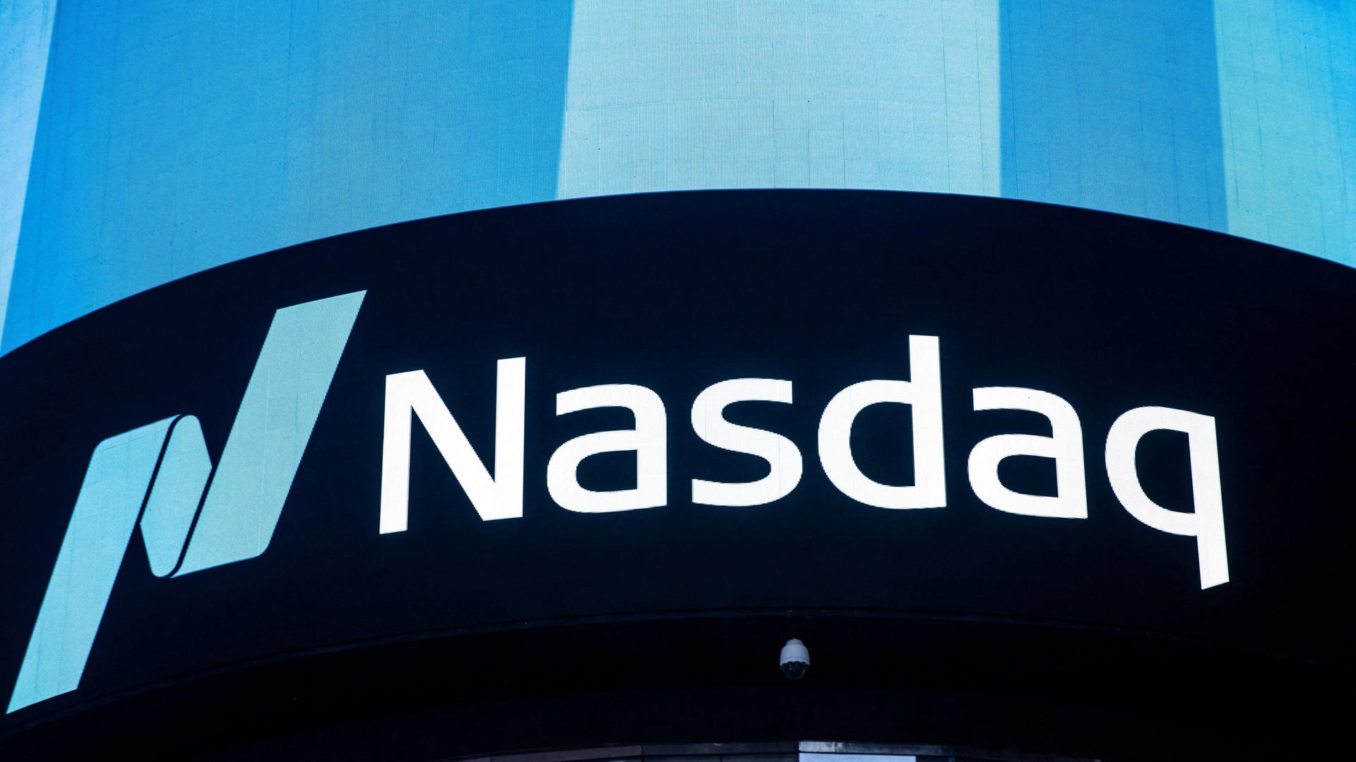 Leuchtender Schriftzug des Nasdaq | REUTERS