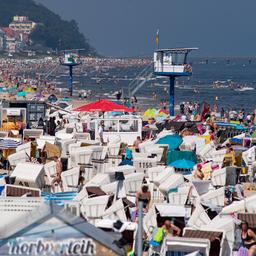 Hunderte Touristen sind am Strand auf der Insel Usedom. 