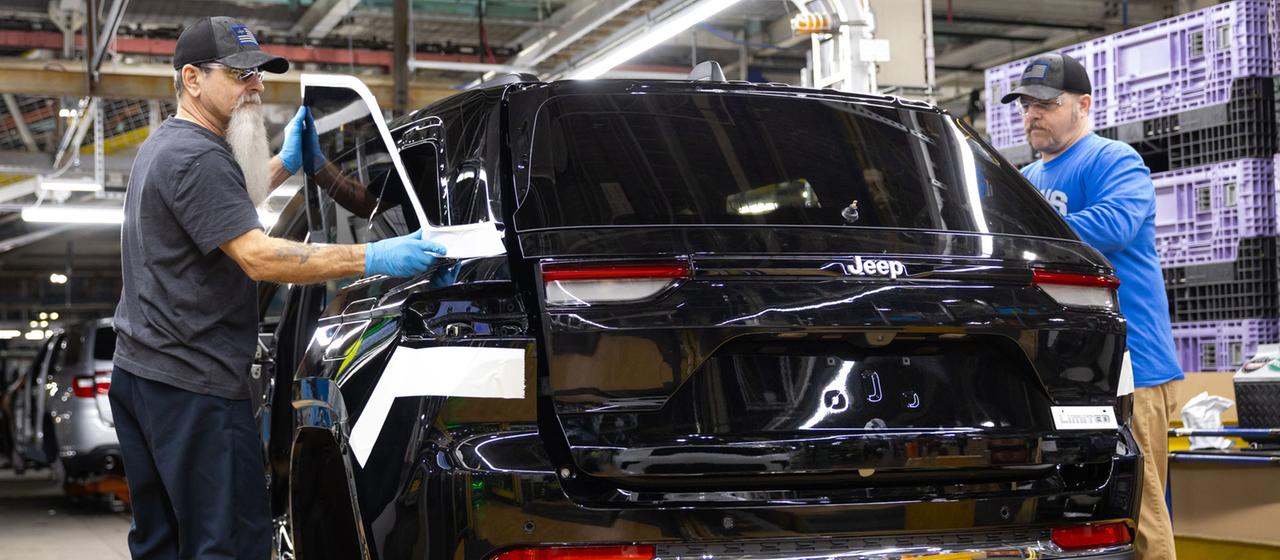 Zwei Mitarbeiter im Detroiter Werk arbeiten an einem Jeep Grand Cherokee. 