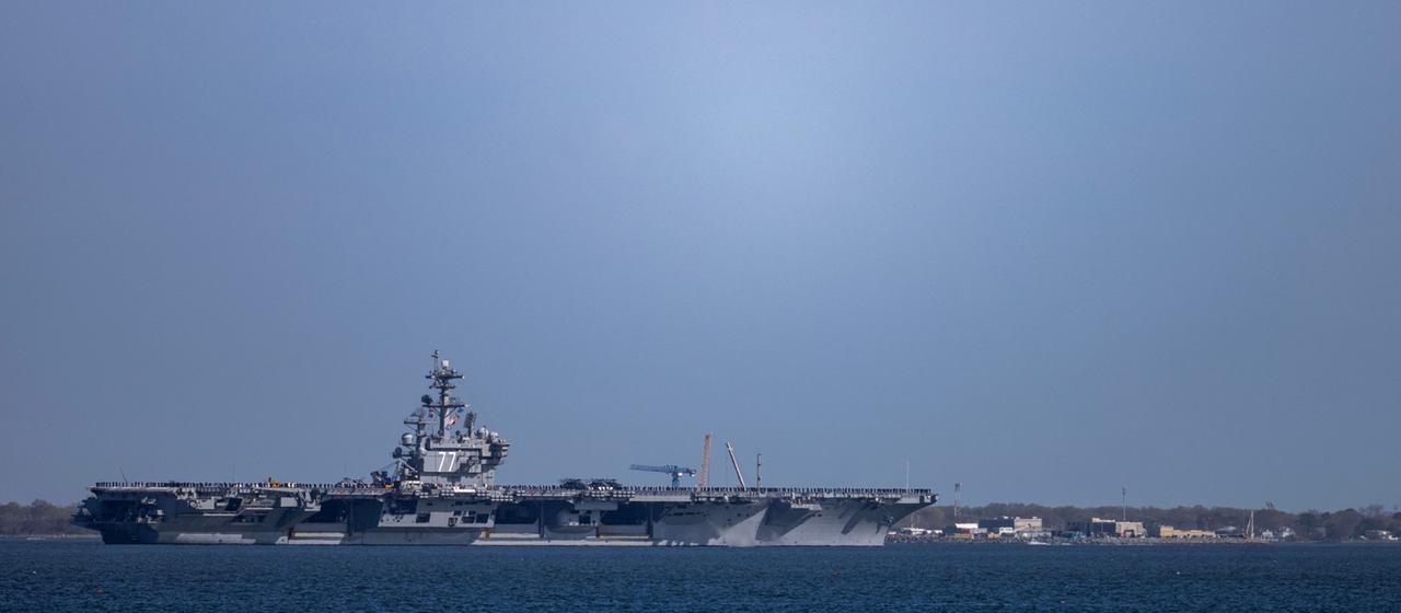 Die USS George H.W. Bush (CVN 77) verlässt ihren Heimathafen am 31.03.2026 und fährt auf dem James River in Richtung Hampton Roads Bridge-Tunnel.