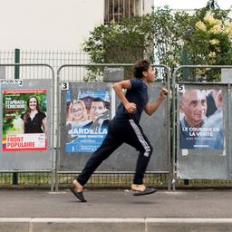 Plakate mit Kandidaten vor der Parlamentswahl in Frankreich