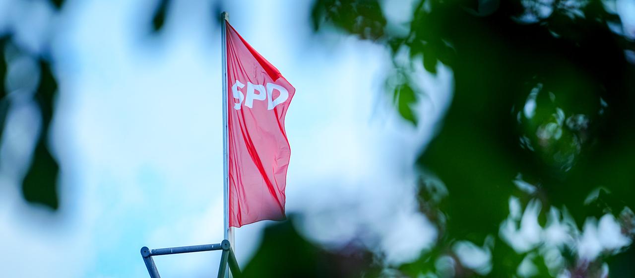 Die SPD-Flagge weht im Wind auf der Parteizentrale, dem Willy-Brandt-Haus.