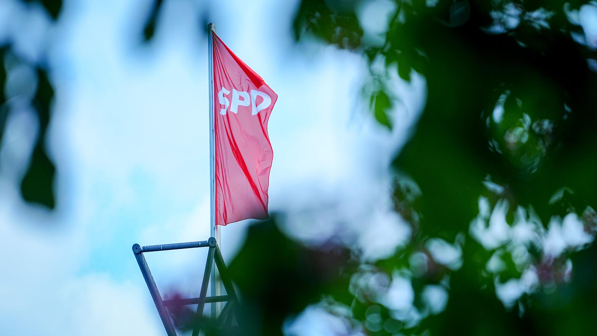 Die SPD-Flagge weht im Wind auf der Parteizentrale, dem Willy-Brandt-Haus. | dpa