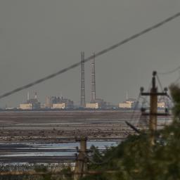 Europas größtes Kernkraftwerk Saporischschja ist hinter dem Kachowka-Stausees nach einem Dammbruch in der russisch besetzten Ukraine zu sehen