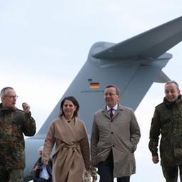 Generalleutnant Bernd Schütt,  Außenministerin Annalena Baerbock, Verteidigungsministster Boris Pistorius und Generalinspekteuer Carsten Breuer am Standort Wunstorf.
