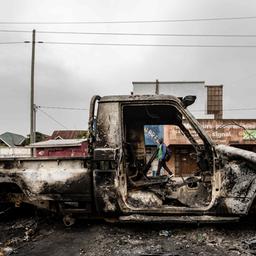 Ein ausgebranntes Autowrack auf einer Straße in der Stadt Goma im Osten der Demokratischen Republik Kongo