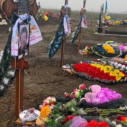 Die frischen Gräber auf dem Friedhof des Dorfes Hrosa haben das gleiche Todesdatum, der Tag des russischen Raketenangriffs.